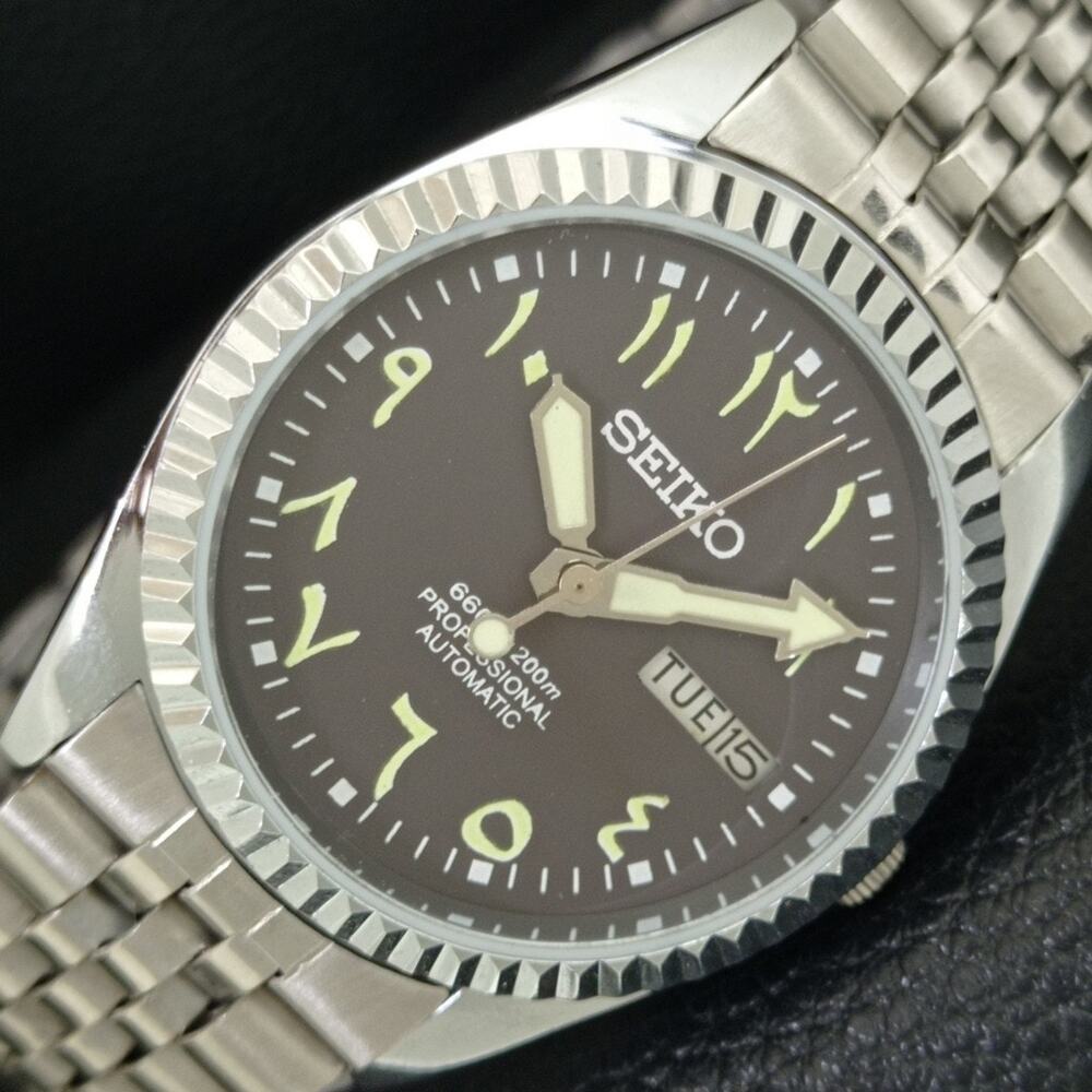 Vintage 1991 Seiko Automatic Mens Silver Watch W/daydate & Green accents